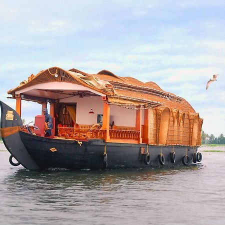 Lake Palace Trivandrum Vettutura Bagian luar foto