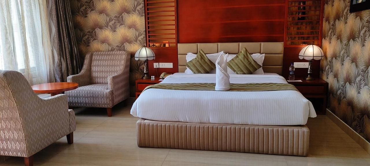 Lake Palace Trivandrum Vettutura Bagian luar foto