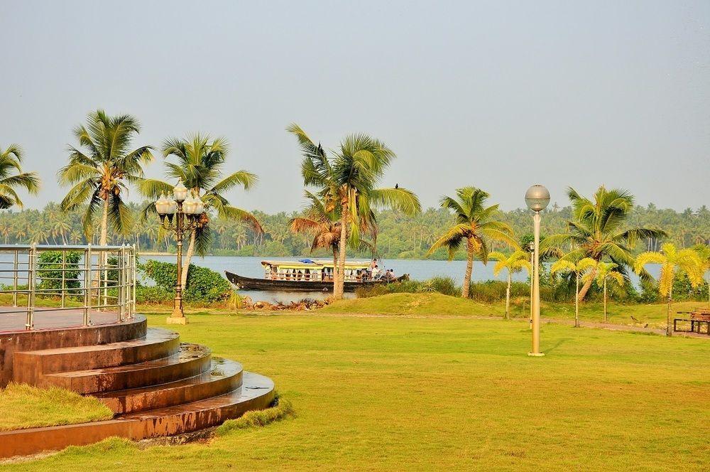 Lake Palace Trivandrum Vettutura Bagian luar foto