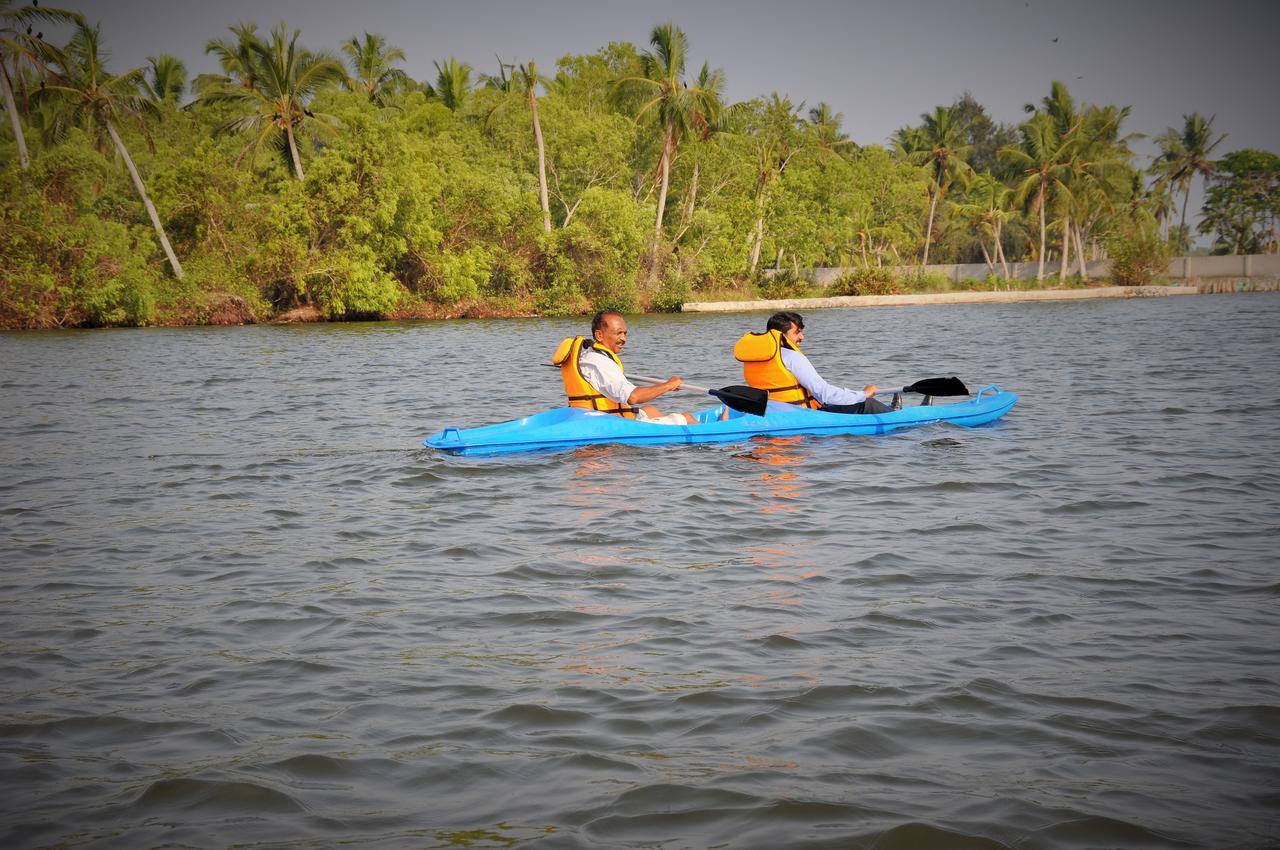 Lake Palace Trivandrum Vettutura Bagian luar foto