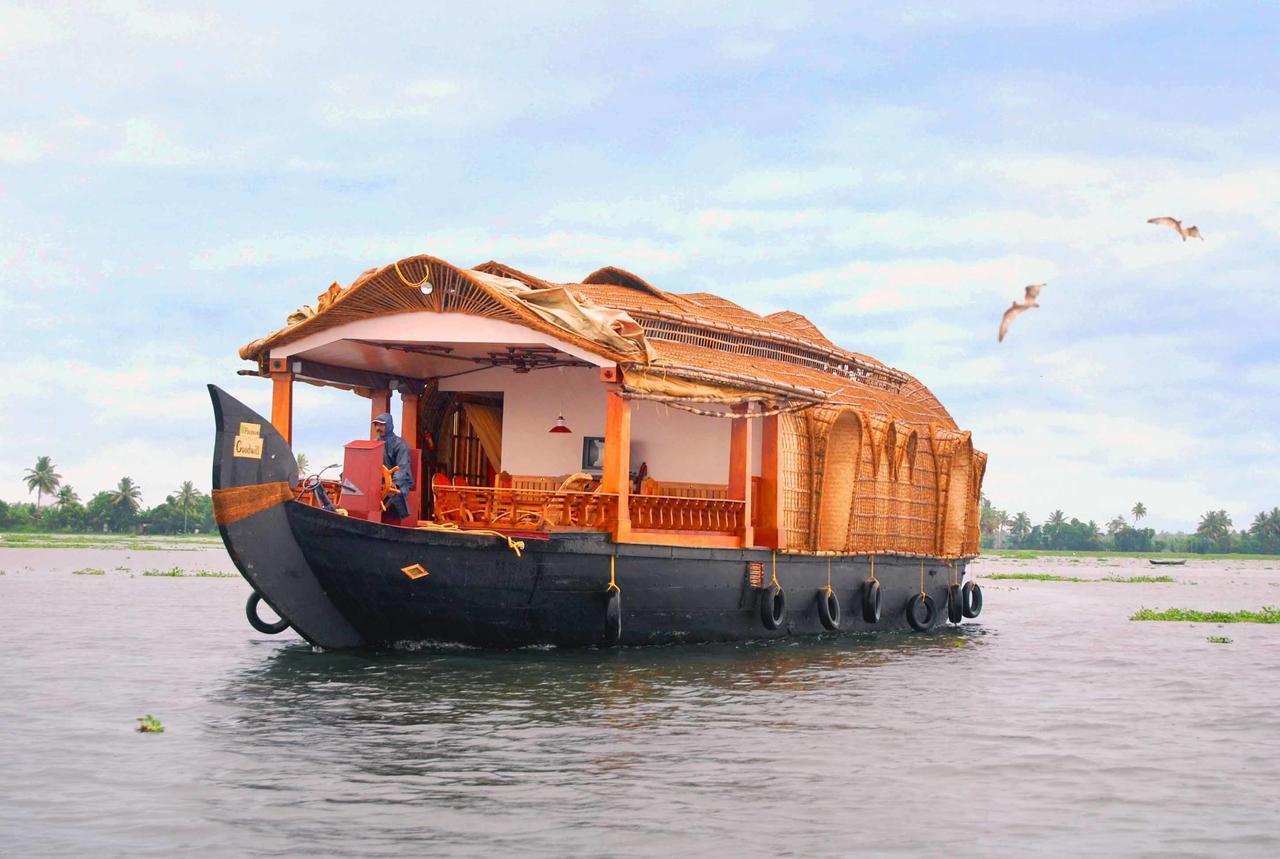 Lake Palace Trivandrum Vettutura Bagian luar foto