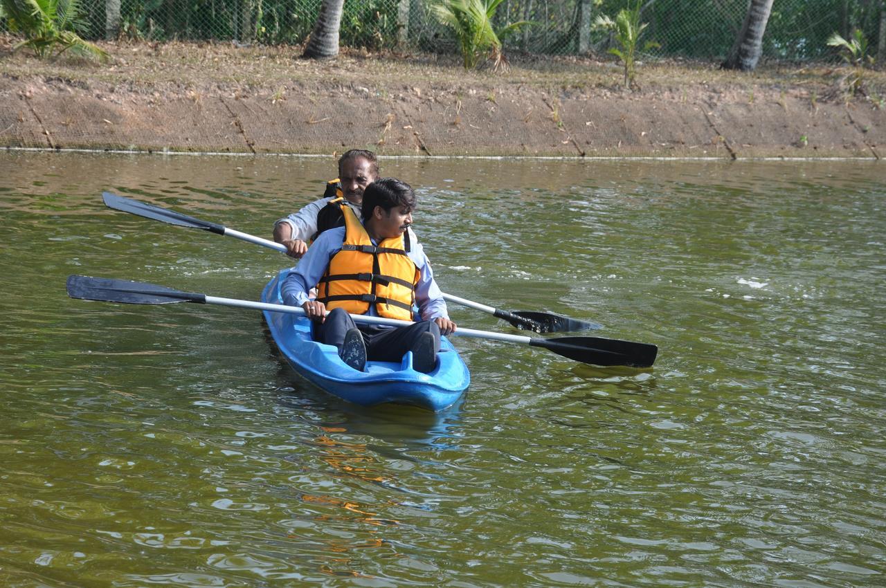 Lake Palace Trivandrum Vettutura Bagian luar foto