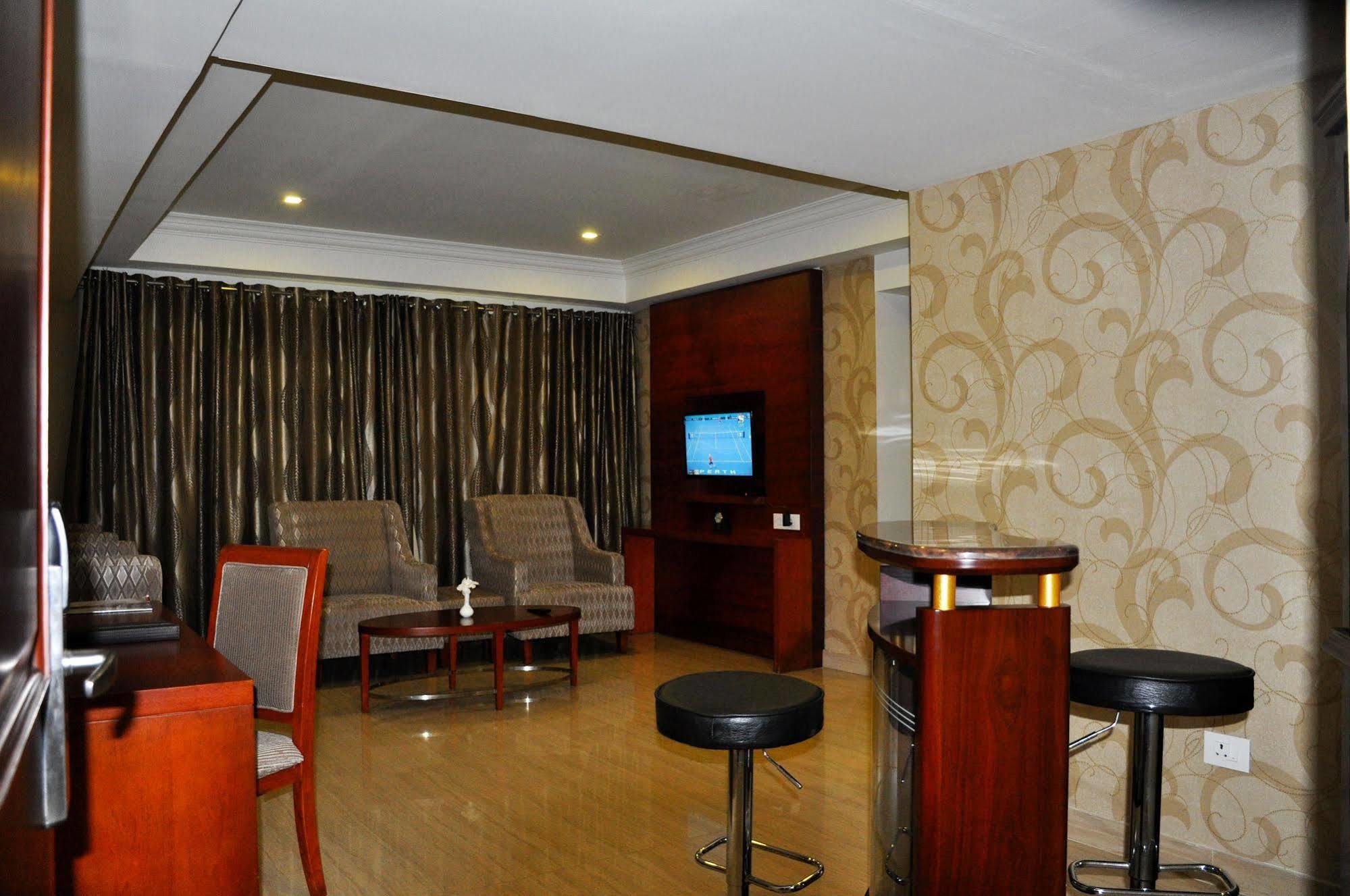 Lake Palace Trivandrum Vettutura Bagian luar foto