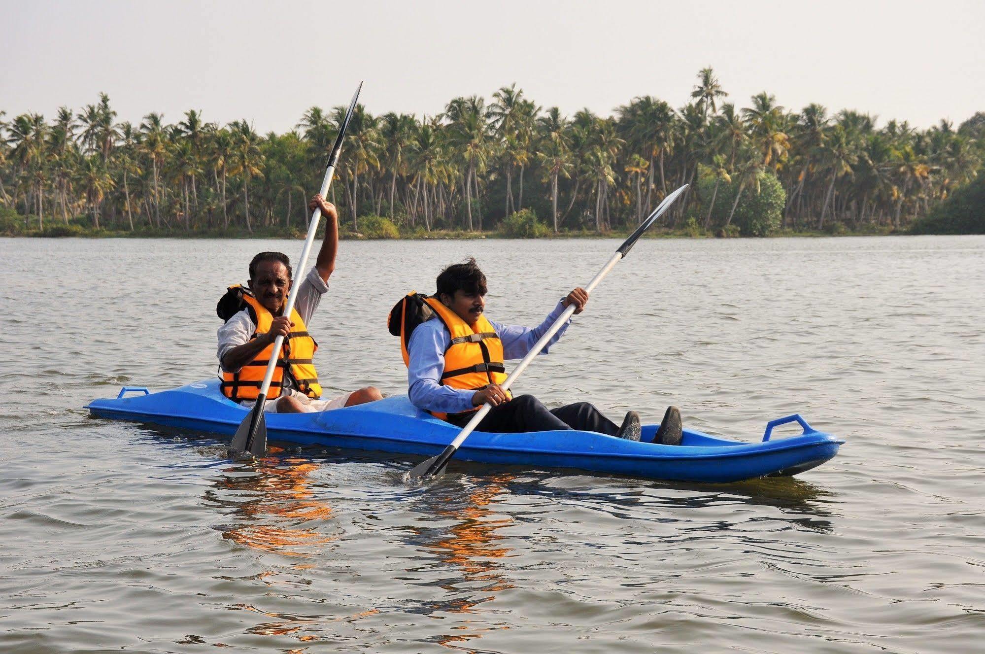 Lake Palace Trivandrum Vettutura Bagian luar foto