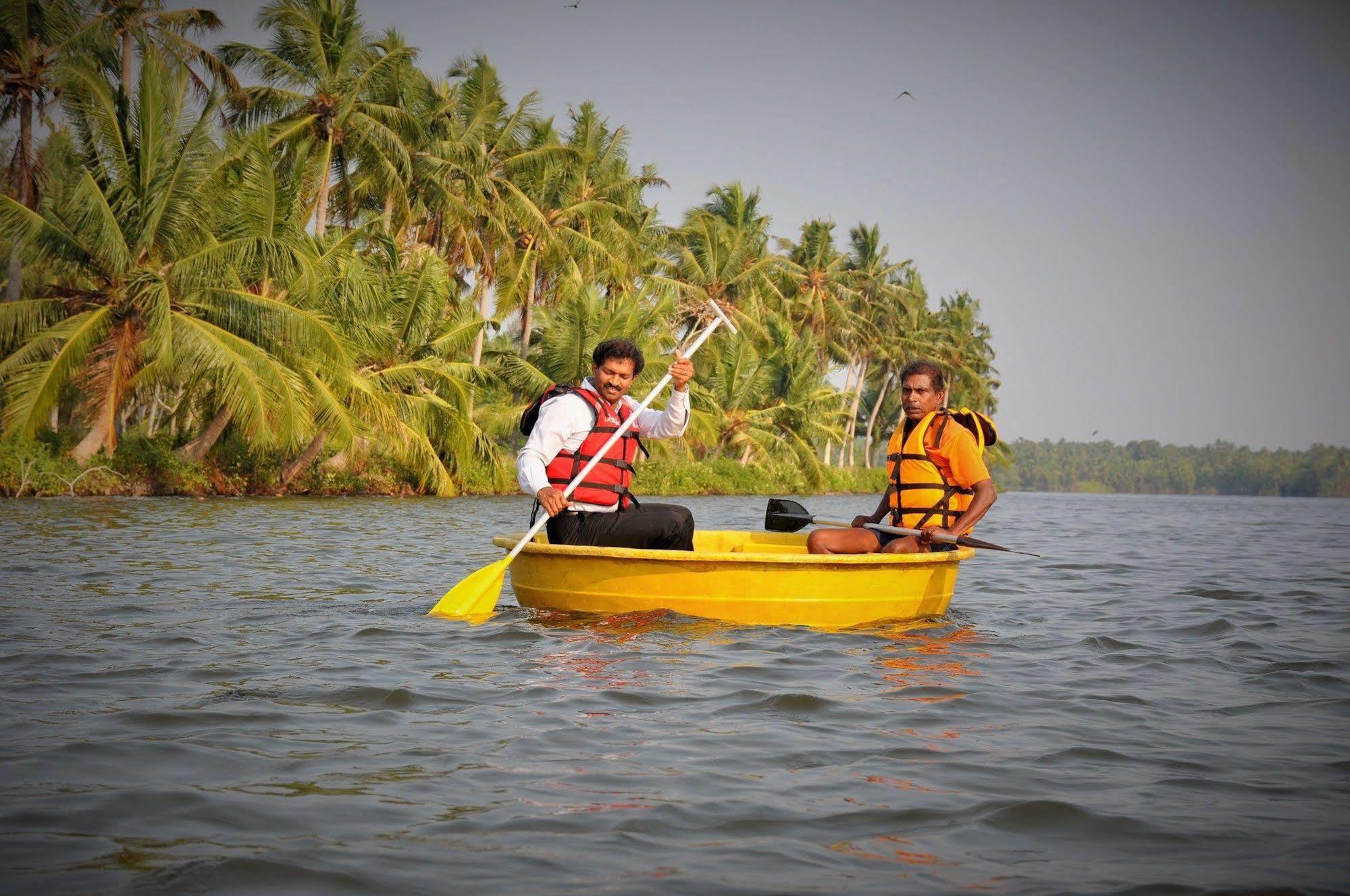 Lake Palace Trivandrum Vettutura Bagian luar foto