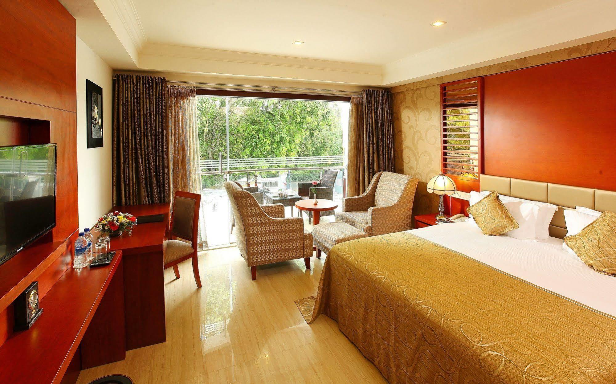 Lake Palace Trivandrum Vettutura Bagian luar foto