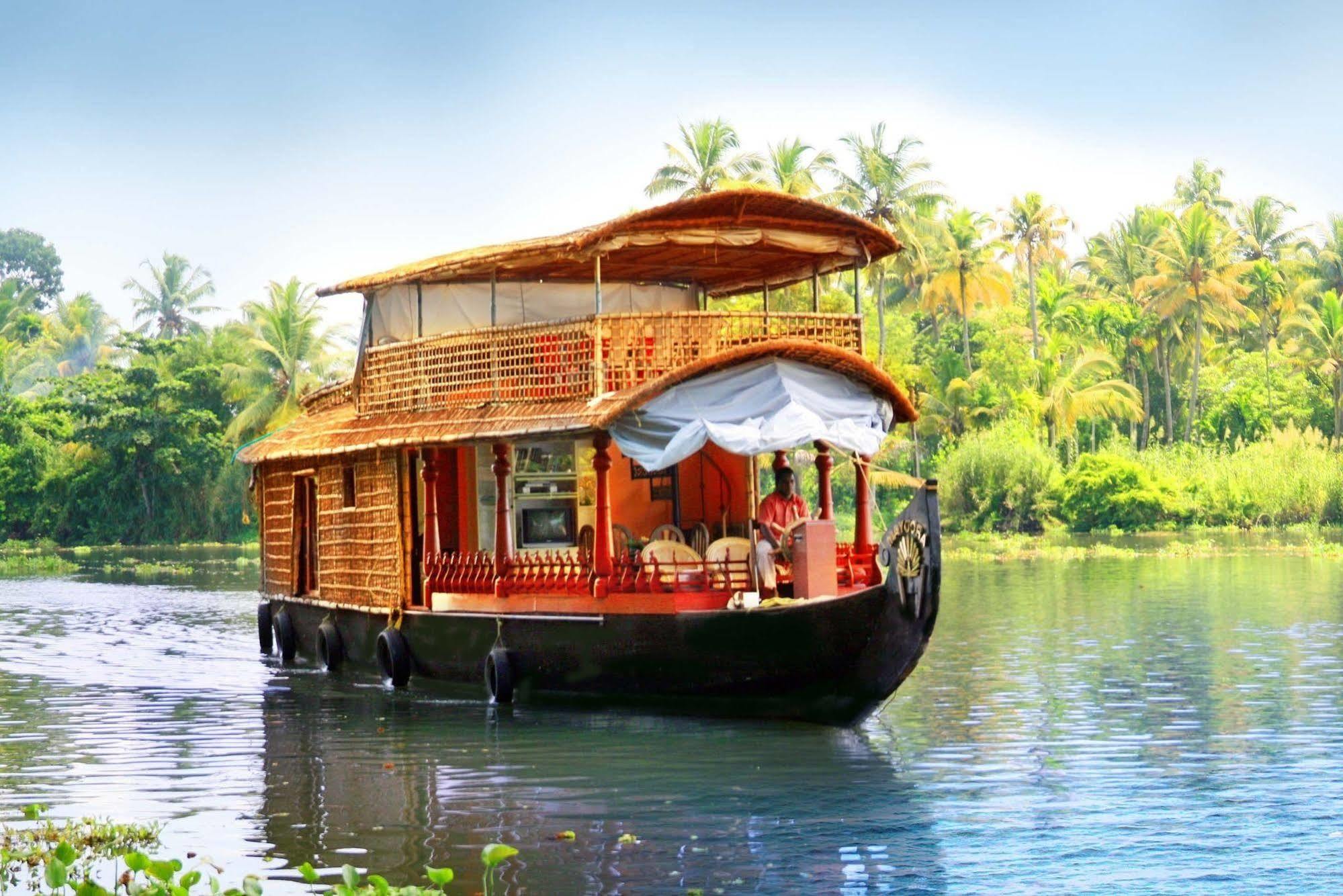 Lake Palace Trivandrum Vettutura Bagian luar foto
