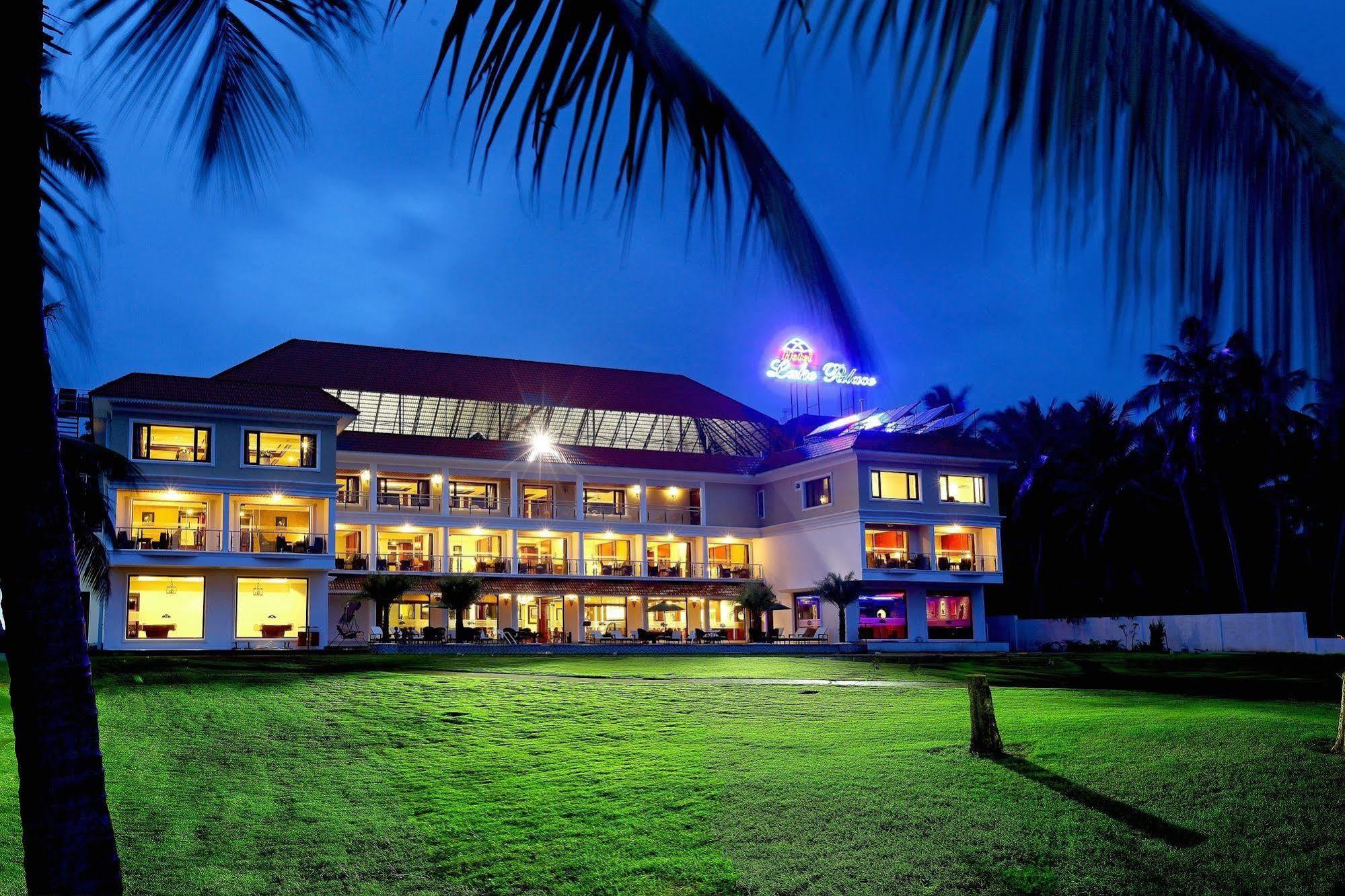 Lake Palace Trivandrum Vettutura Bagian luar foto