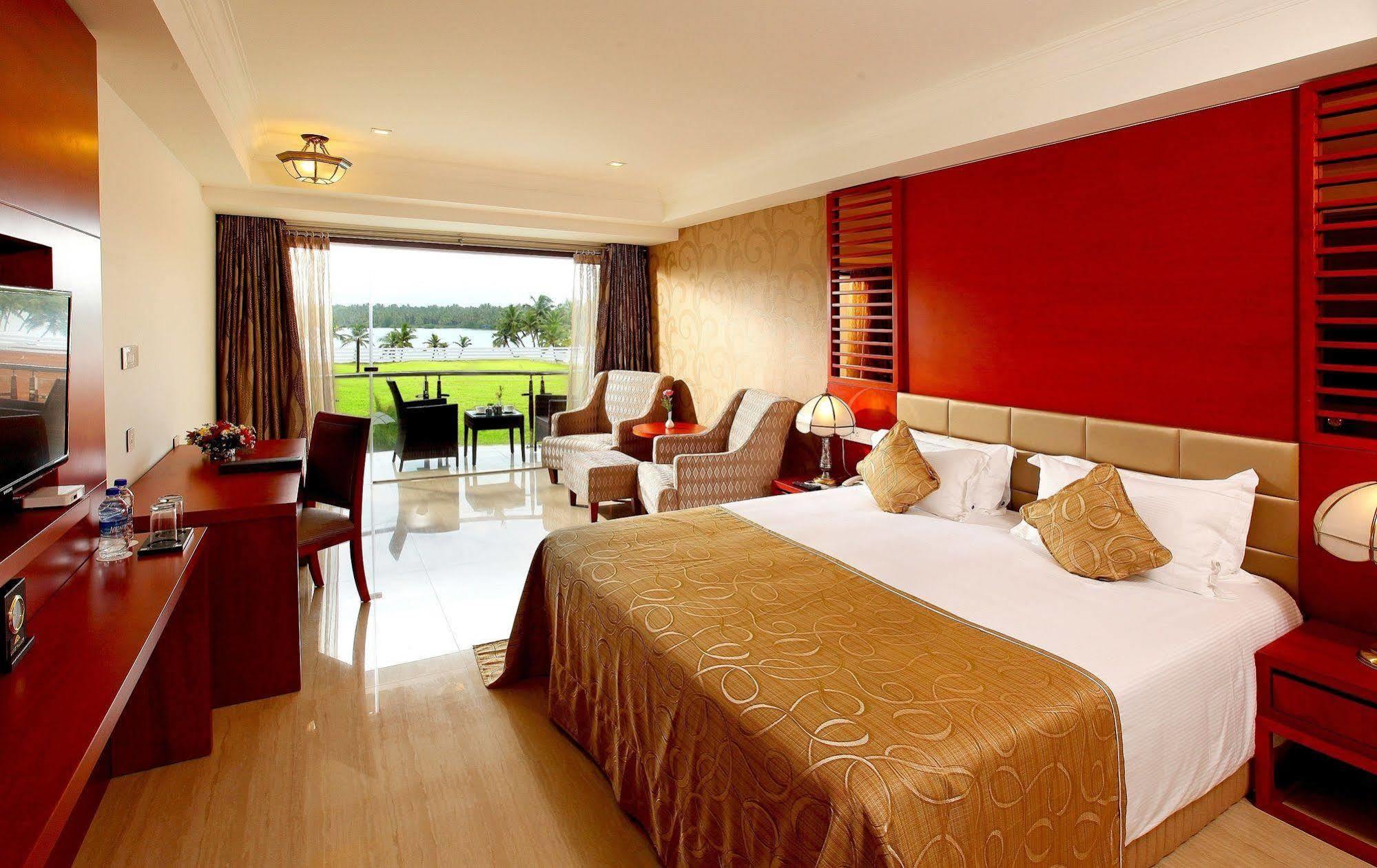 Lake Palace Trivandrum Vettutura Bagian luar foto