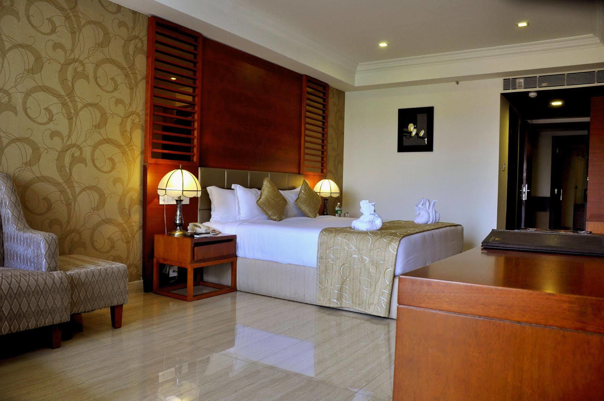 Lake Palace Trivandrum Vettutura Bagian luar foto