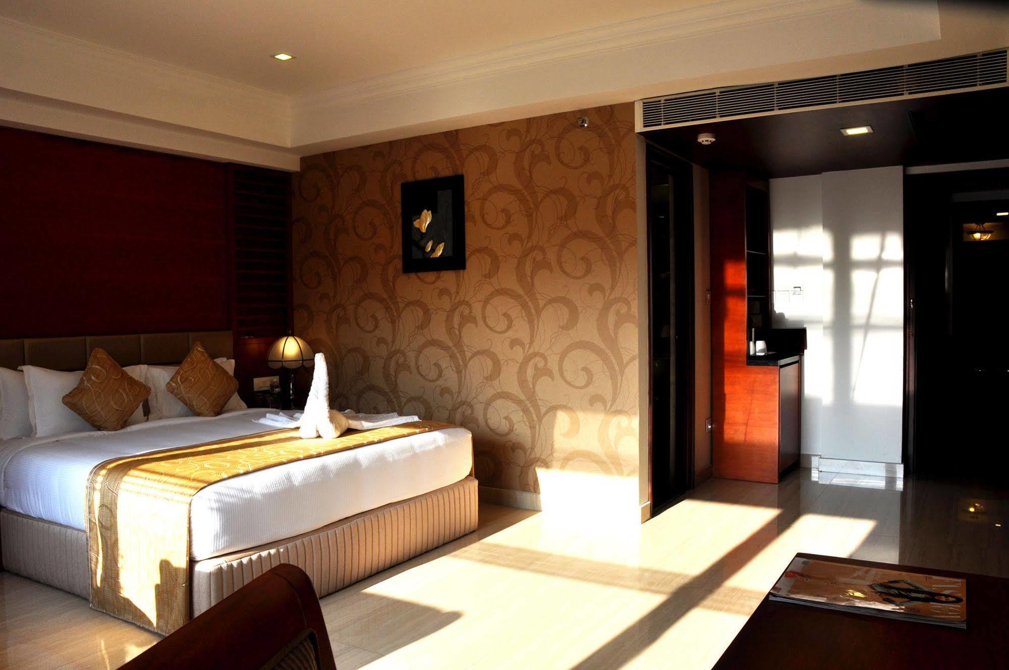 Lake Palace Trivandrum Vettutura Bagian luar foto